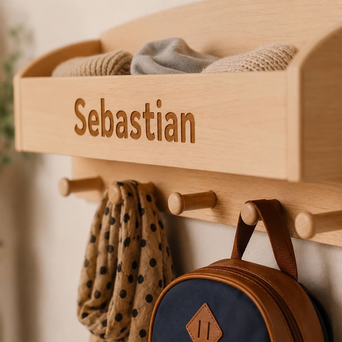 Personalisierte Kindergarderobe PORTO - Name auf Erlenholz